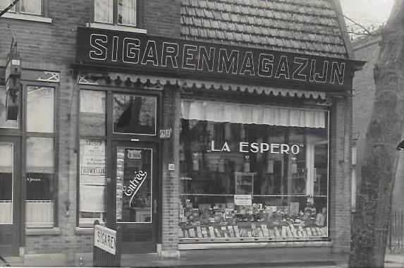 Bedrijven in Zeist0015, Sigarenmagazijn La Espero. 1927.jpg - Sigarenmagazijn “La Espero” aan de Slotlaan 81 (271). Links Zuivelhandel “Oud-Bussum” van de heer S. Jongsma. Pand is afgebroken. Foto anno 1927.